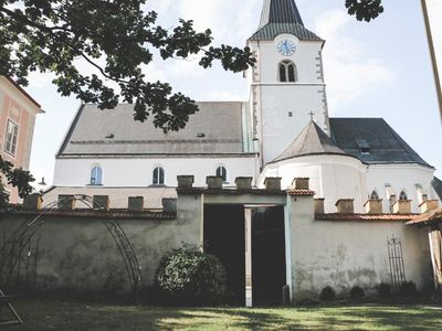 Innenhof mit Ausblick auf die Kirche