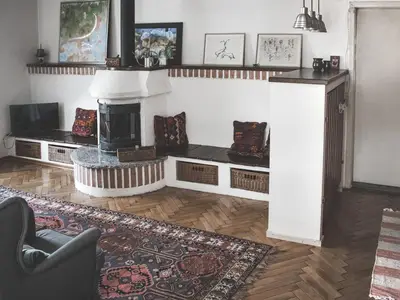 Wohnzimmer mit offenem Kamin