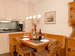 23844641-Ferienwohnung-4-Wengen-300x225-0