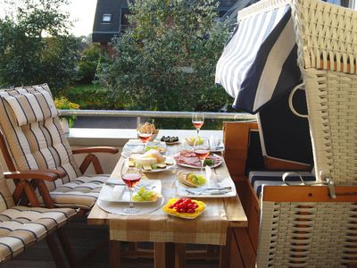 Balkon. Süd-Westbalkon mit Strandkorb und teilweise Blick auf den Dorfteich