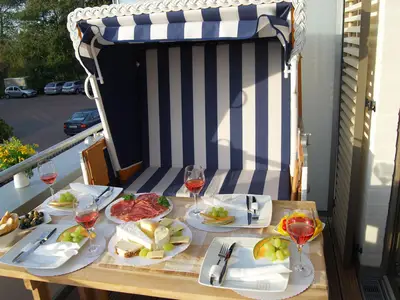 Balkon. Süd-Westbalkon mit Strandkorb und teilweise Blick auf den Dorfteich