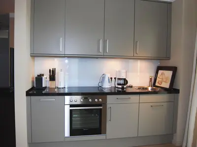 Kochbereich. Offene Küche mit Herd, Kühlschrank, Kaffeemaschine, Toaster usw...