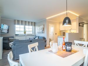 23981947-Ferienwohnung-6-Wenningstedt-300x225-4