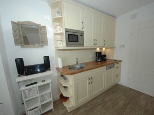 23974203-Ferienwohnung-4-Wenningstedt-300x225-5