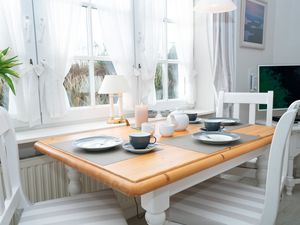 23981912-Ferienwohnung-2-Wenningstedt-300x225-3