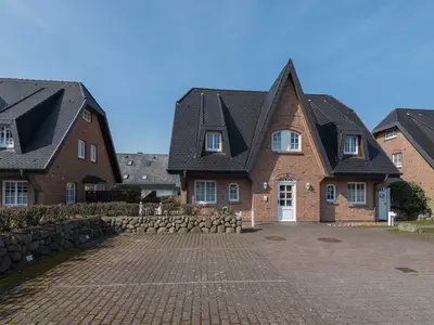 vor dem Haus Carmen in Wenningstedt liegt auf der linken Seite der PKW Stellplatz von App. 12