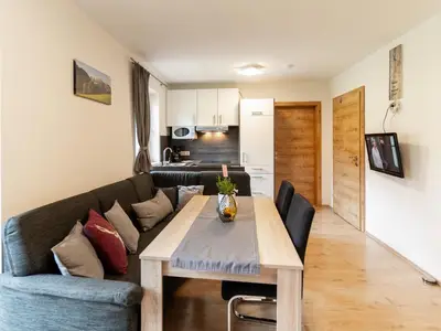 Apartementküche mit bequemer Couch