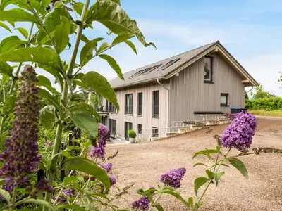Modernes Haus mit Gartenblüten