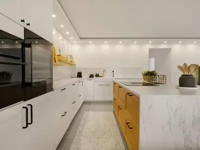 Moderne Küche mit Marmorarbeitsplatte und Stauraum