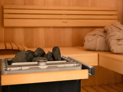 Sauna mit Holzbänken und weichen Bademänteln
