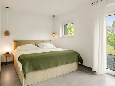 Helles Schlafzimmer mit grüner Decke