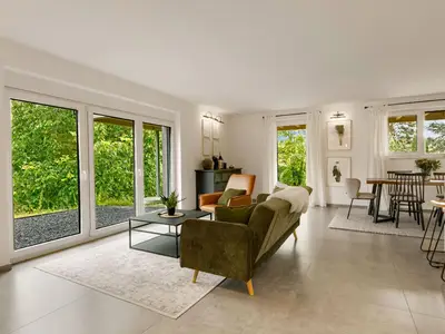 Wohnzimmer mit Zugang zum Garten