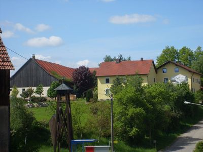 Unser Ferienhof vom Dorf aus