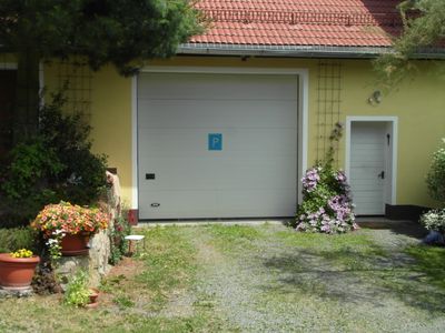 Ihr Parkplatz vor und in der Garage