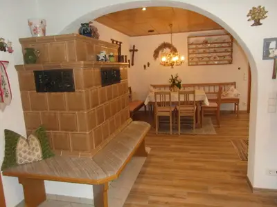 Kachelofen mit Bank im Wohn - und Esszimmer