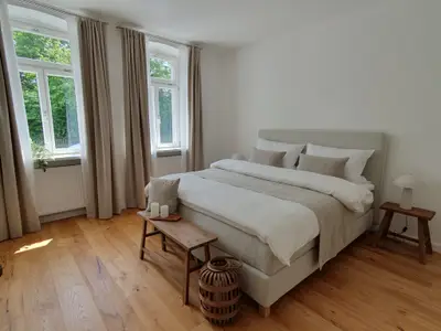 Schlafzimmer 1
