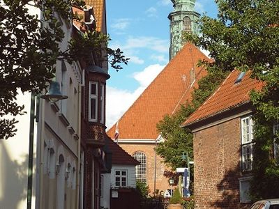 Gasse mit Blick auf die Kirche