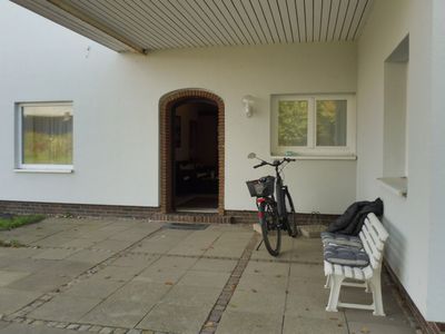Eingang und überdachte Terrasse