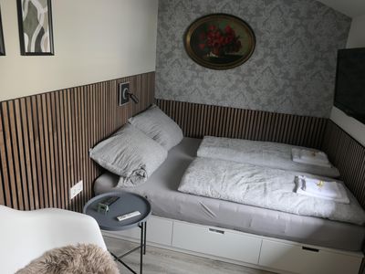 Schlafzimmer - Doppelbett mit Fernseher