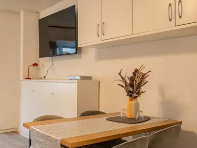 Essbereich und Fernseher im Wohnraum