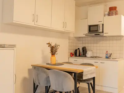 Küchenzeile und Essbereich im Wohnraum