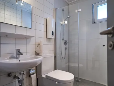 Bad mit Dusche und WC