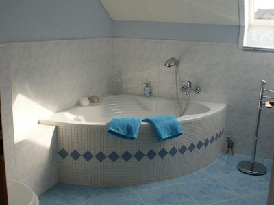 Badezimmer mit Eckbadewanne