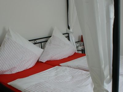 Schlafzimmer mit Doppelbett