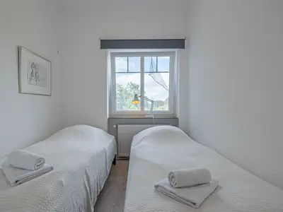 Schlafzimmer mit zwei Einzelbetten