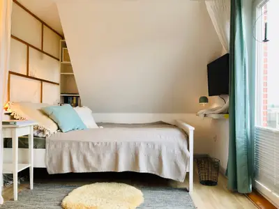 Das Doppelbett (140 x 200) mit Blick auf Balkon und TV