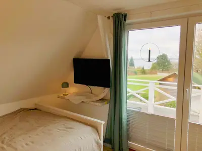 Das Doppelbett (140 x 200) mit Blick auf Balkon und TV