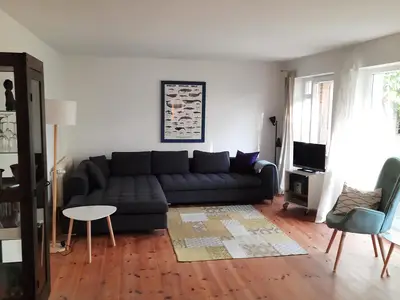 Wohnzimmer mit großer Couch