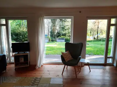 Ausblick aus dem Wohnzimmer in den Garten