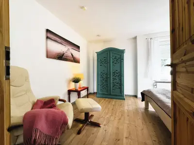 Schlafzimmer mit Doppelbett (180 x 200 cm) und Kleiderschrank
