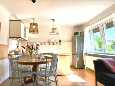 Wohnraum mit Küche, Essplatz und Sofa