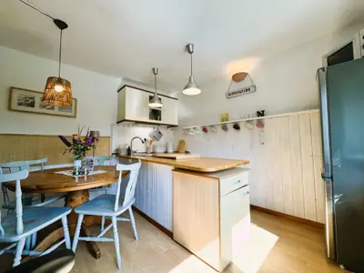 Wohnraum mit Küche, Essplatz und Sofa