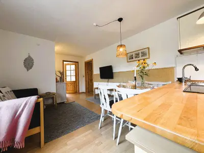 Wohnraum mit Küche, Essplatz und Sofa