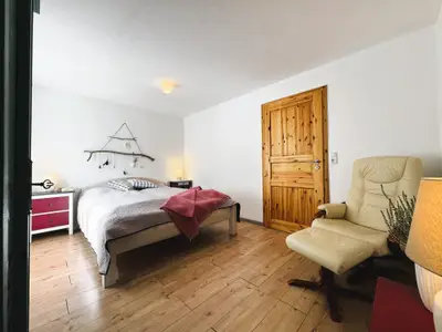 Schlafzimmer mit Doppelbett (180 x 200 cm) und Kleiderschrank