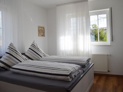 Schlafzimmer mit Doppelbett, Spiegel-Kleiderschrank und Satelliten-TV