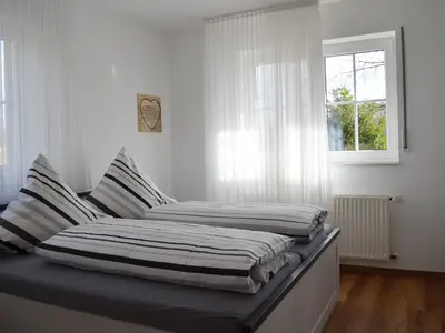Schlafzimmer mit Doppelbett, Spiegel-Kleiderschrank