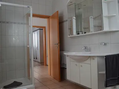 Badezimmer mit großem Waschtisch und Dusche (flacher Einstieg)