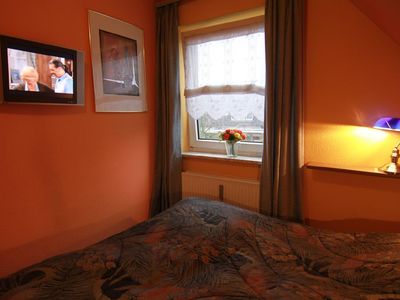 Schlafbereich. Schlafzimmer 1 mit Fernseher und Fenster