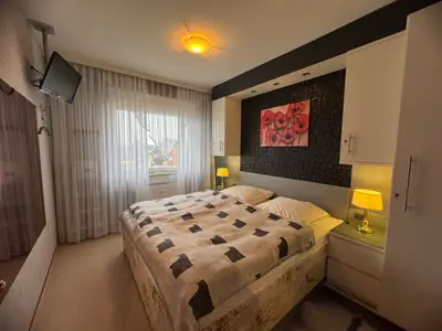 Schlafzimmer mit TV