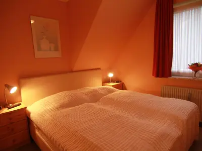 Schlafbereich. Schlafzimmer 1 mit Fenster & Fernseher