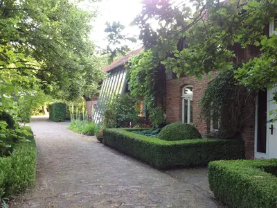 der Blick vom Hof zur Strasse