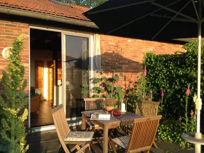 die Terrasse mit Blick in den Garten