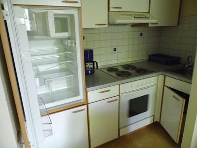 Küchenzeile mit 4-Plattenherd , Backofen, Kaffeemaschine, Wasserkocher, Kühlschrank mit Gefrierfach