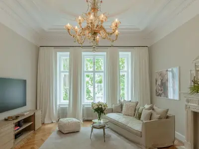 Wohnzimmer mit Blick in ruhigen Innenhof-Garten