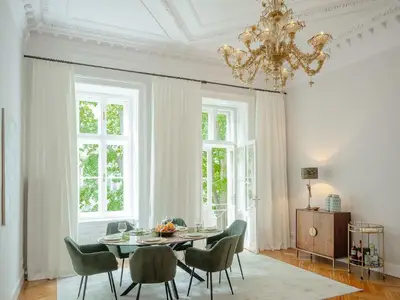 Speisezimmer mit Blick zum Balkon und in den Garten