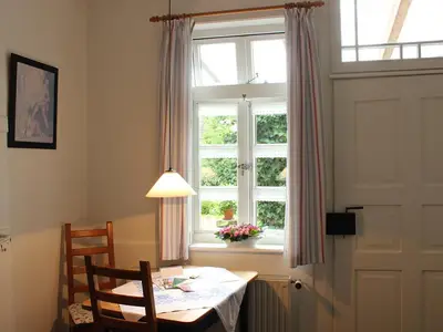 Esstisch mit Blick in den Garten
